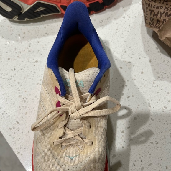 Hokas - Picture 7 of 9